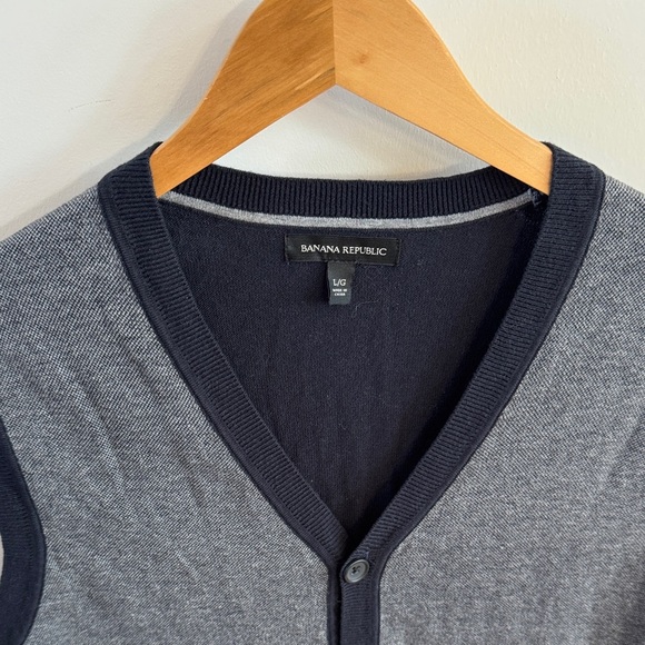 🖤 Banana Republic Men’s Charcoal V-Neck Sweater Vest – 100% Cotton
Size Large - Picture 2 of 6